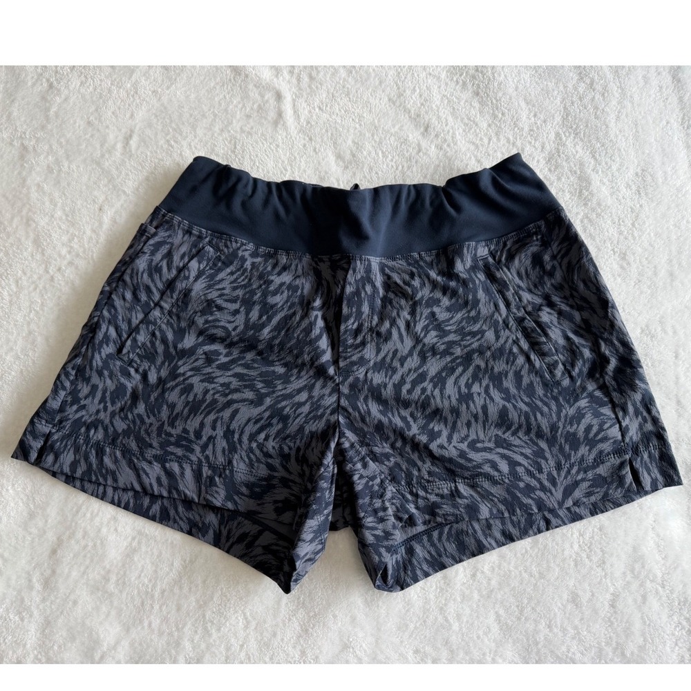 Athleta Trekkie Shorts size 14 Animal Print Utility Luxe Travel Gorpcore Hiking